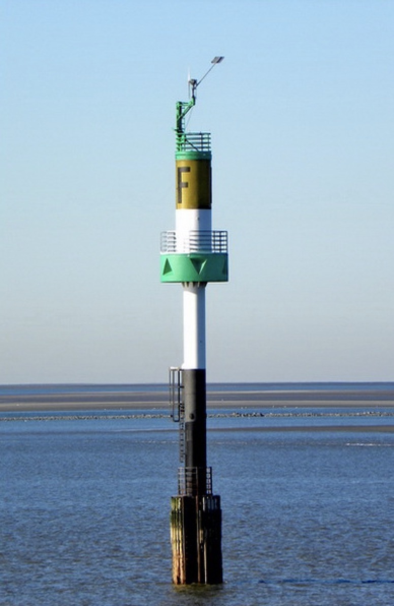 Barke F im Elbfahrwasser.