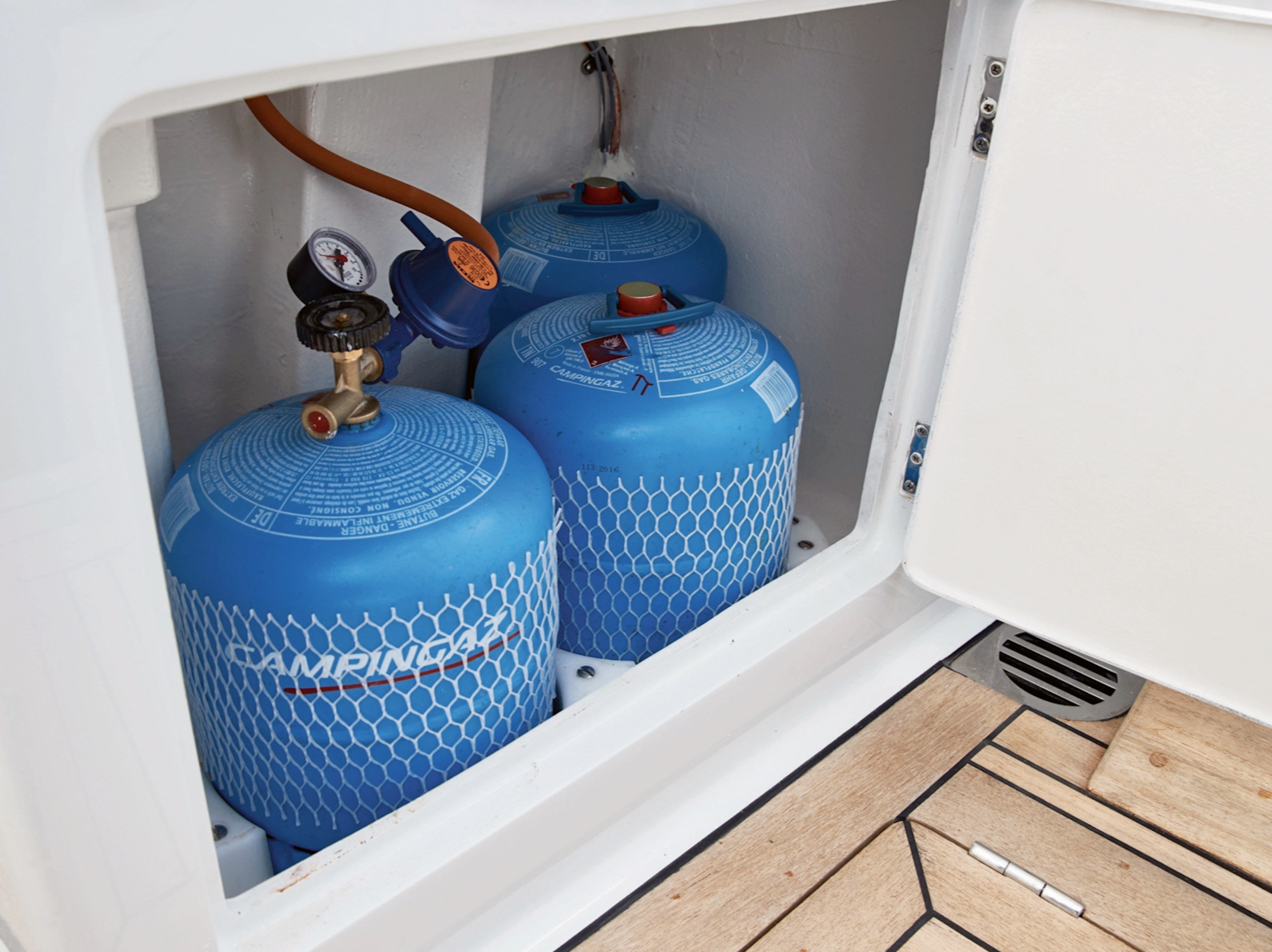 Gasflaschen werden in einem "Flaschenkasten" gelagert. Der Flaschenkasten muss einen Abfluss nach außenbords haben und der Ausgang muss über der Wasserlinie liegen.