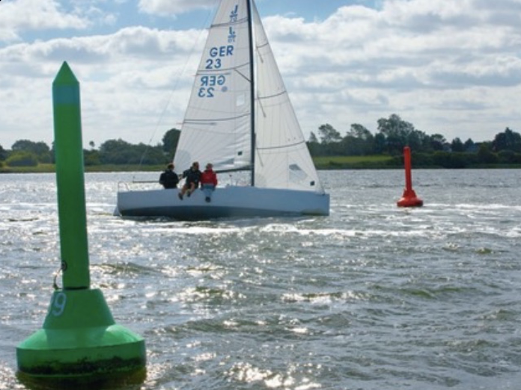 Fahrwassertonnen.