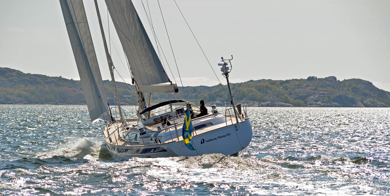 Eine Hallberg-Rassy 64 auf Backbordbug.