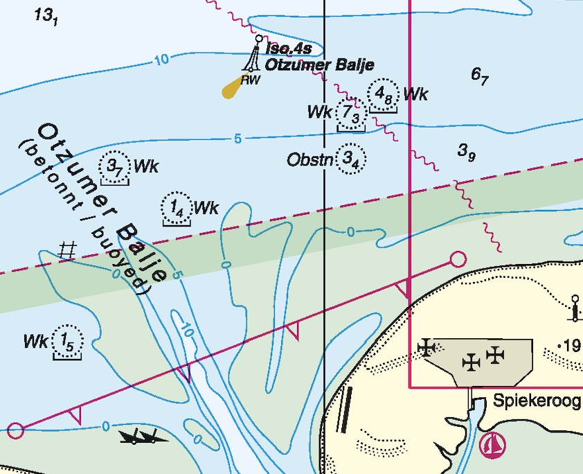 Unten links zwei sichtbare Wracks. Eine liegende eckige Klammer unter der Zahl bedeutet, dass die Wassertiefe über dem Wrack vermessen wurde. Obstn steht für Obstruction = Schifffahrtshindernis.