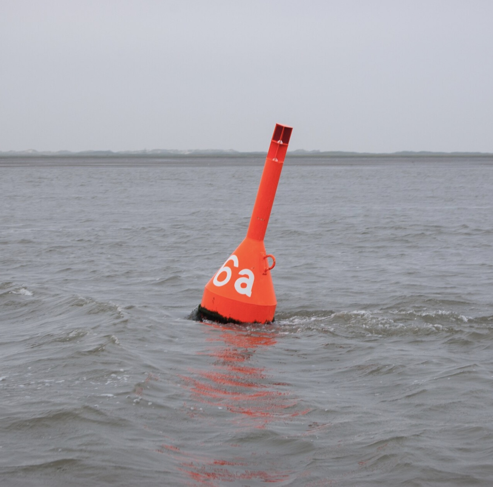 Spierentonne, hier als Fahrwassertonne.