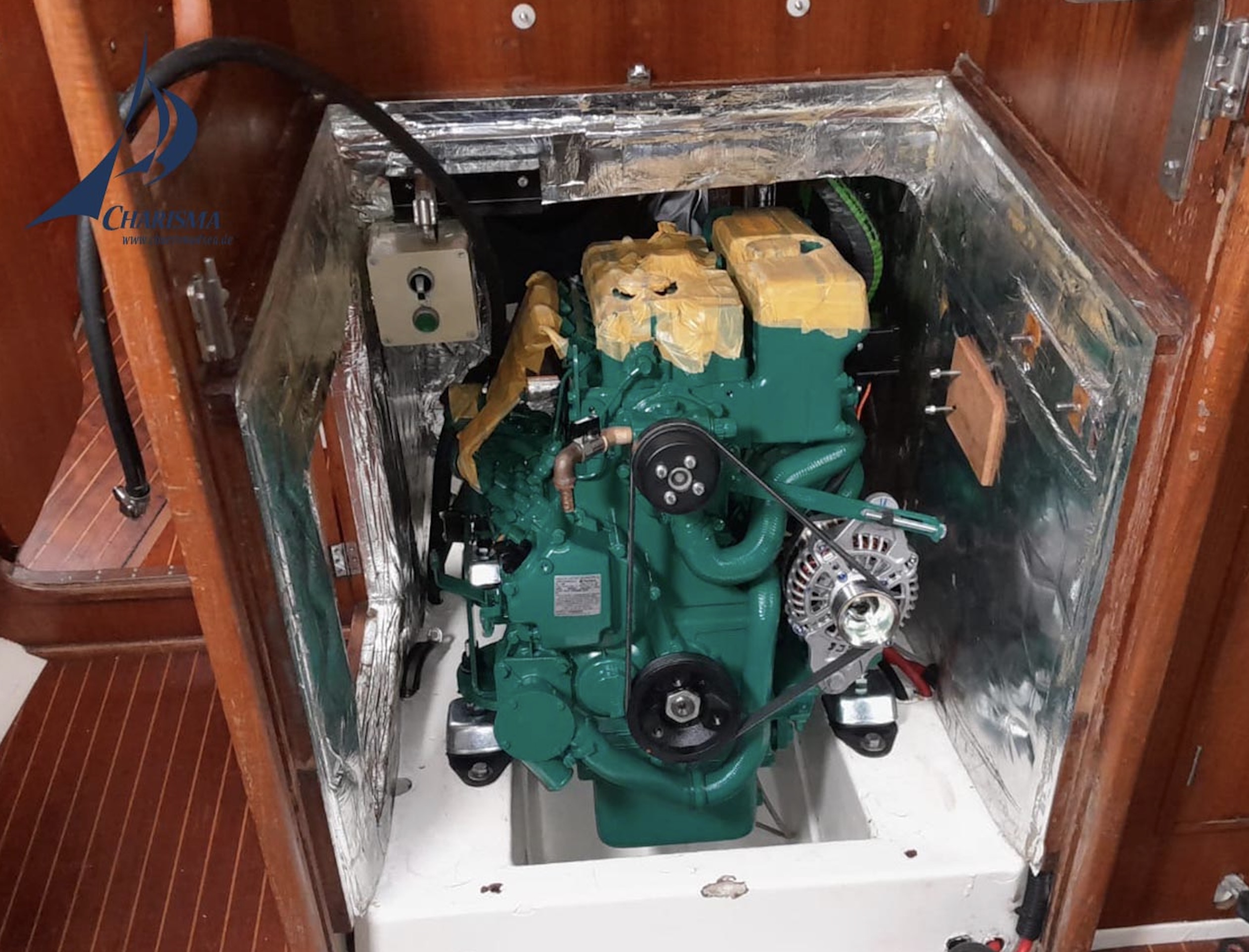 Motorraum einer Segelyacht. Unter dem Motor die Motorraumbilge. Sie verhindert, dass ölhaltige Stoffe, die im Schadensfall aus dem Motor austreten, in die Bilge fließen.