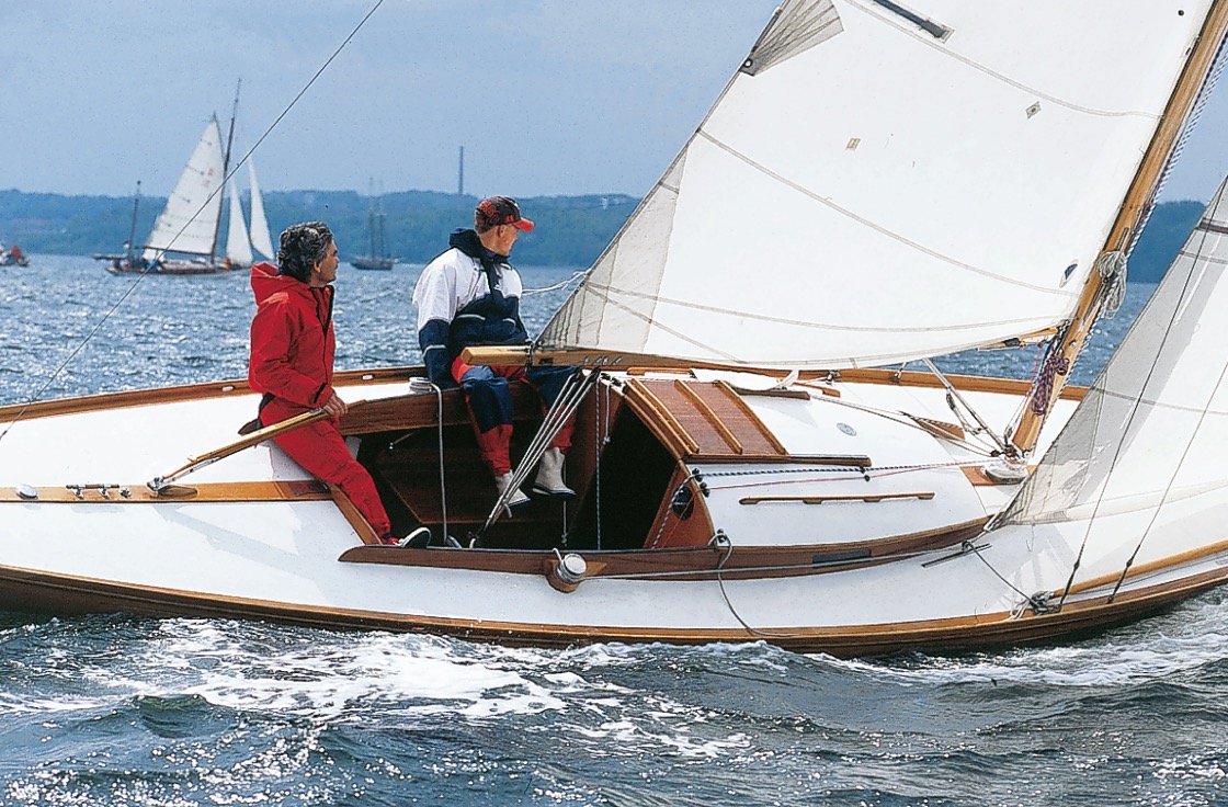 Eine Knarr (Börrensen-Bau, 1968) mit Vordeck, Seitendecks, Kajütdeck und Achterdeck.