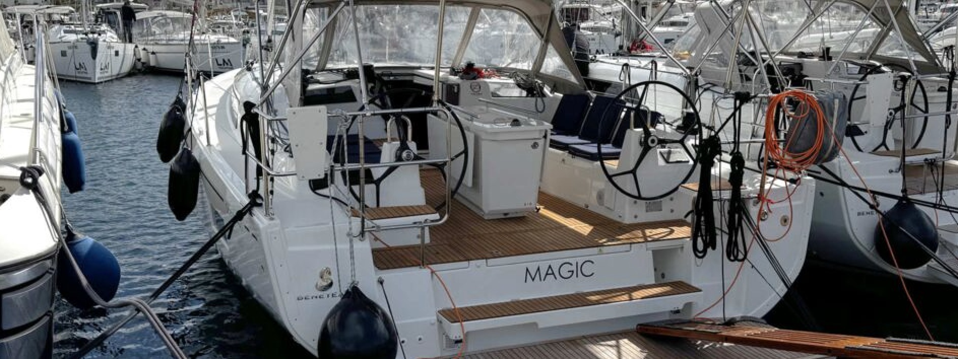 Cockpit mit Sprayhood.