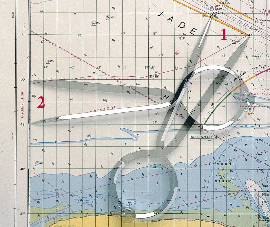 Entfernungen in Seekartenwerden mit einem Zirkel auf den seitlichen Kartenrand übertragen. Hier ist eine Minute (1’) gleich einer Seemeile (1 sm = 1 852 m).