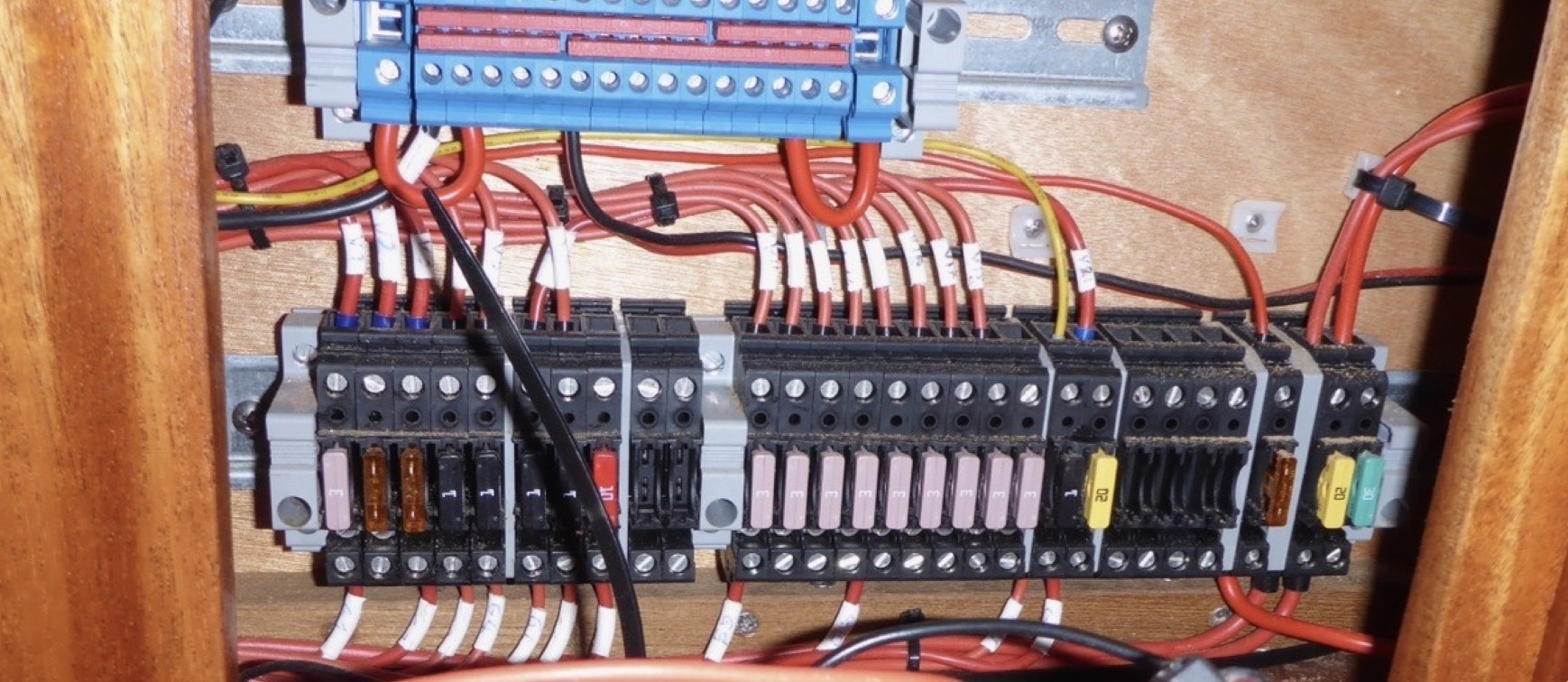 Von der Verteilertafel werden die Kabel zu den Stromverbrauchern geführt.