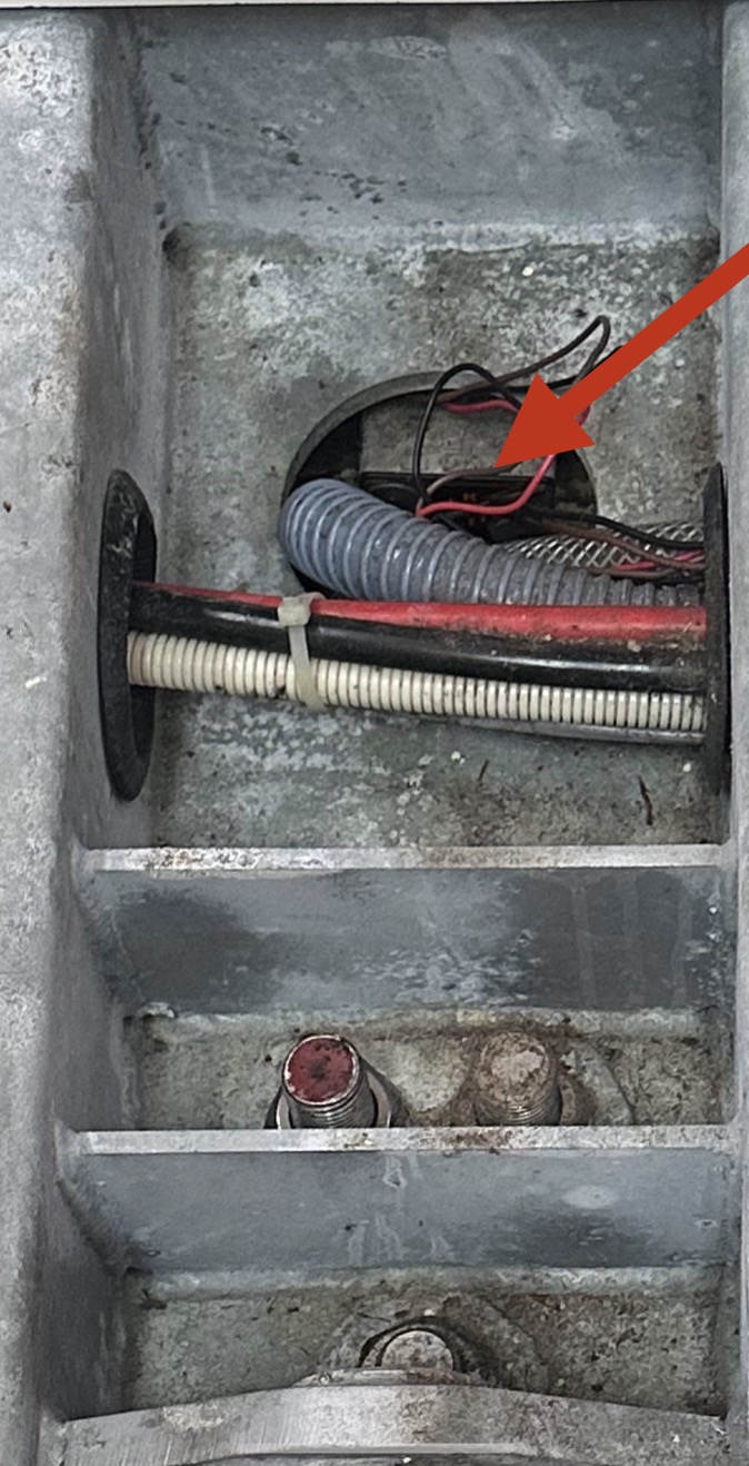 Im allertiefsten Teil, dem Bilgensumpf sammelt sich eingedrungenes Wasser, das mit einer Lenzpumpe außenbords gepumpt wird. Hier gibt es zwei Lenzpumpen, eine automatisch arbeitende Tauchpumpe, die geringe Wassermengen sofort abpumpt und eine große handbetriebene Lenzpumpe für den Fall eines Wassereinbruchs.