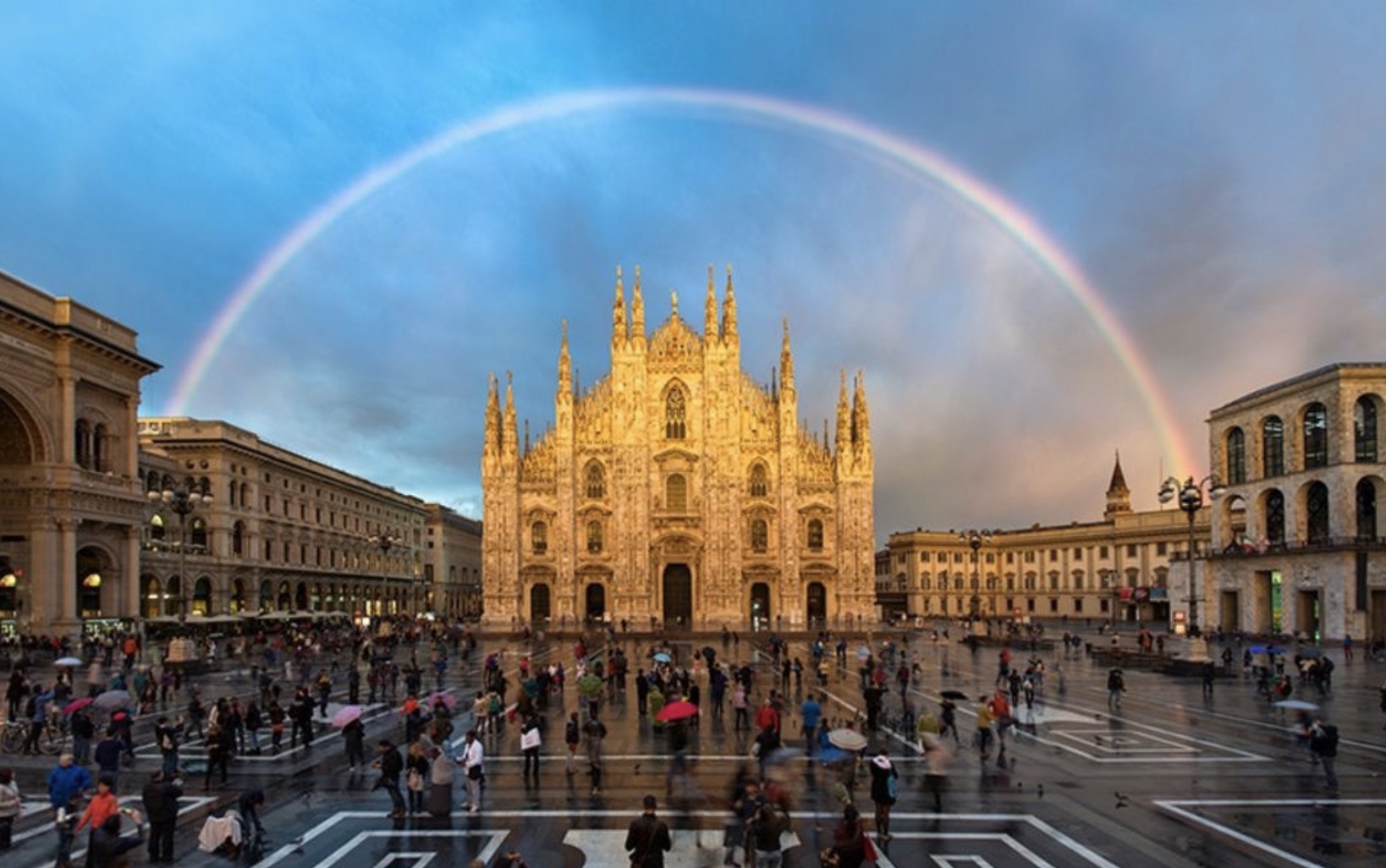 Die tief stehende Sonne erzeugt einen hohen Regenbogen über dem Mailänder Dom.