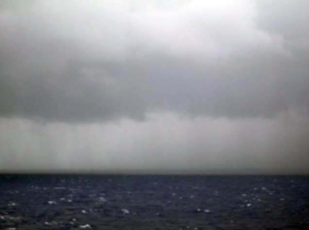 Nimbostratus ist eine Stratuswolke, aus der Regen fällt.