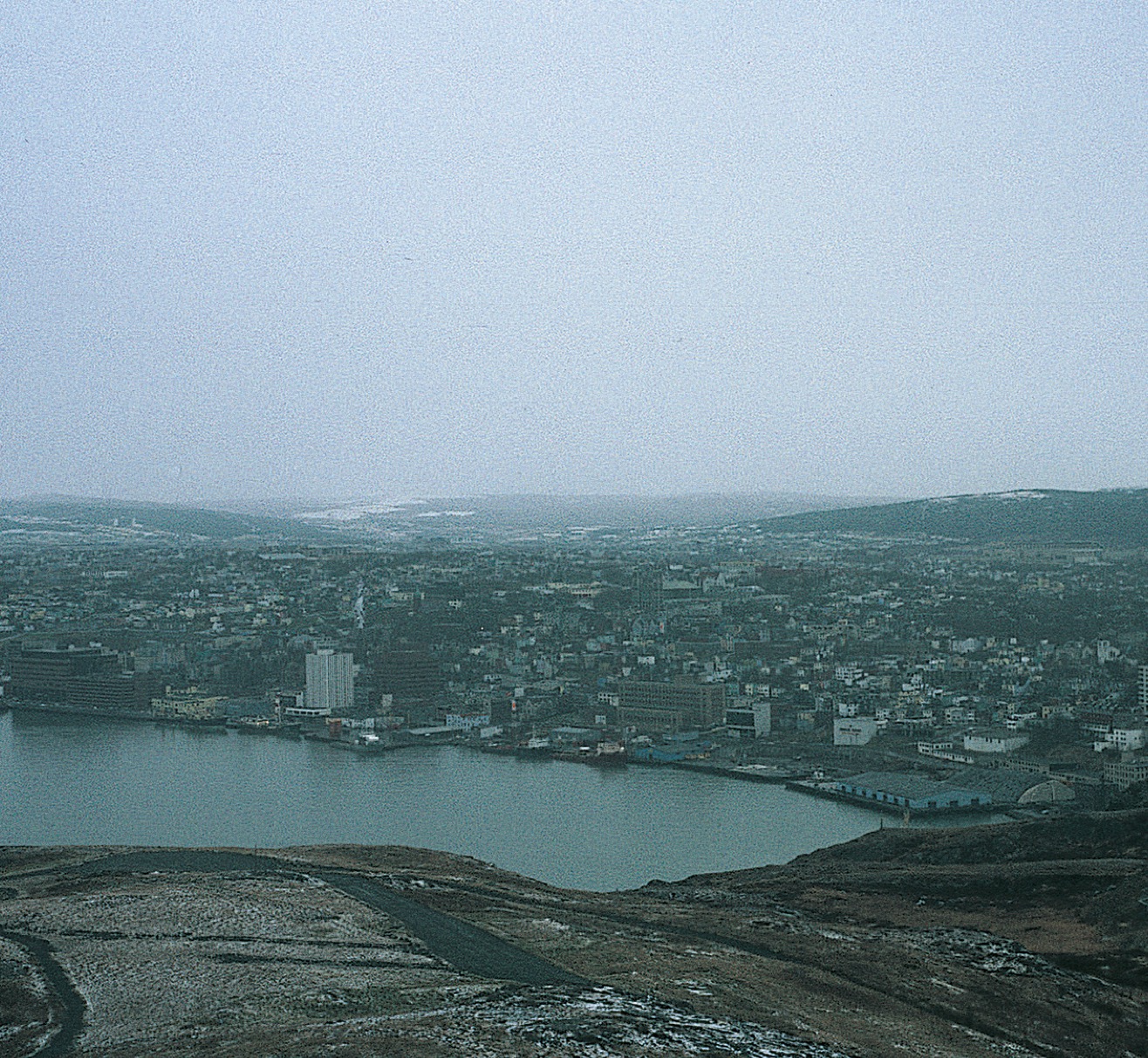 Aus einer Nimbostratus fällt Landregen.