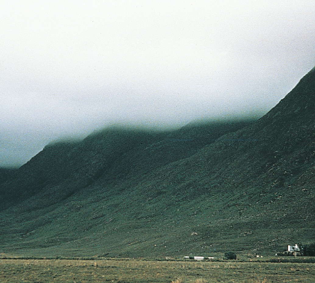 Stratus-Bewölkung. Eine tief hängende strukturlose Wolkendecke.