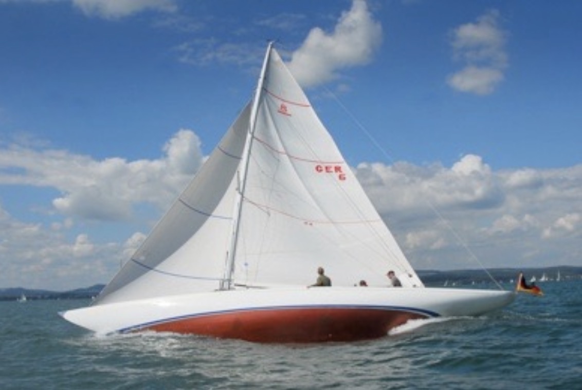 Bug- und Heckwelle bei einer klassischen Yacht.