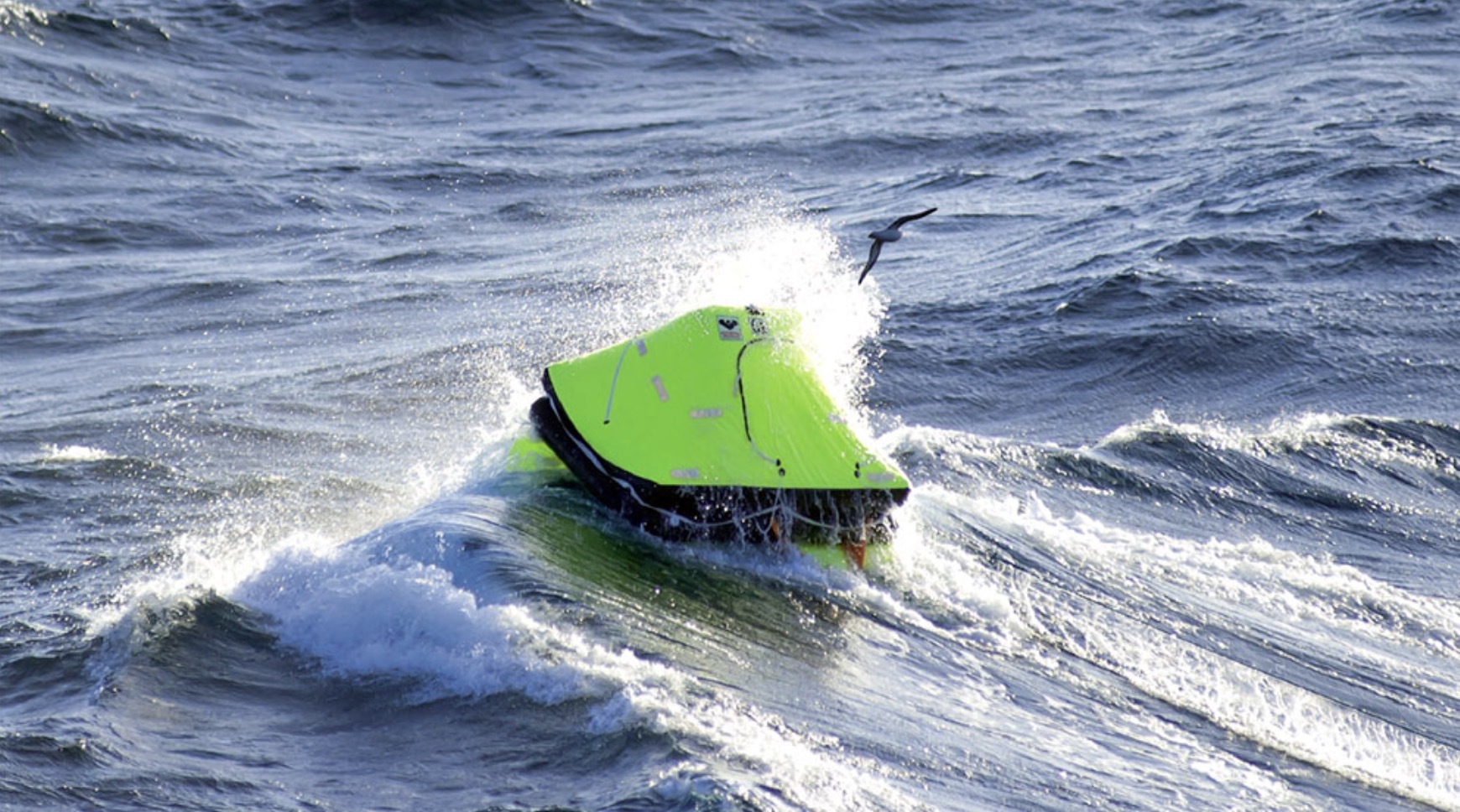 Rettungsinsel im Meer.