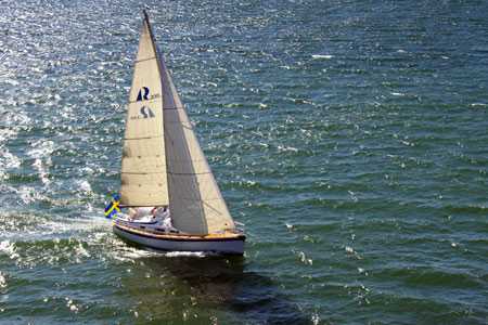 Eine Hallberg-Rassy 372 auf Halbwindkurs.