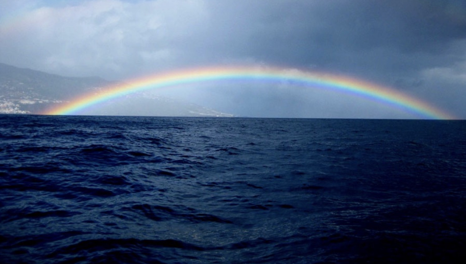 Steht die Sonne hoch, ist der Regenbogen tief.