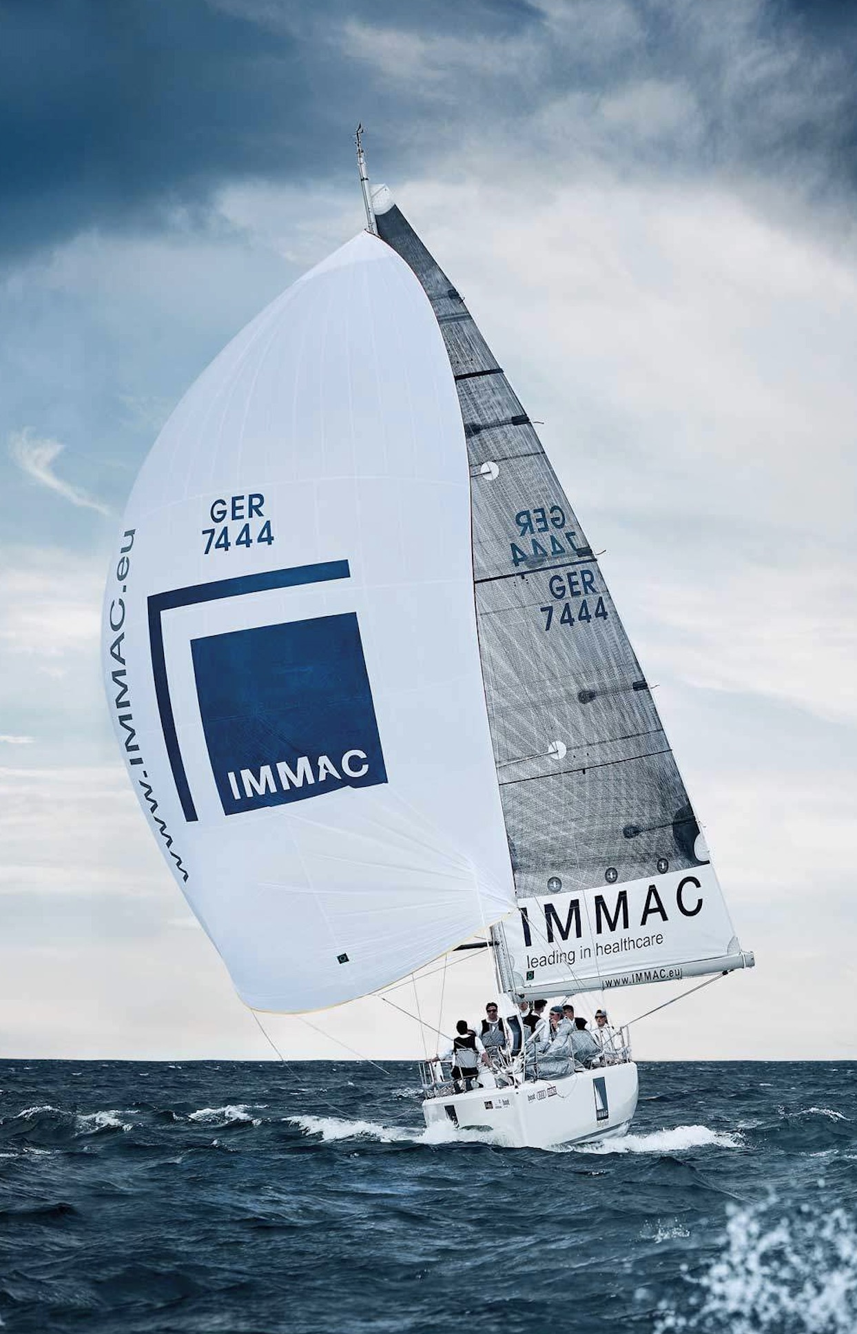 Unter Spinnaker auf Vorwindkurs.