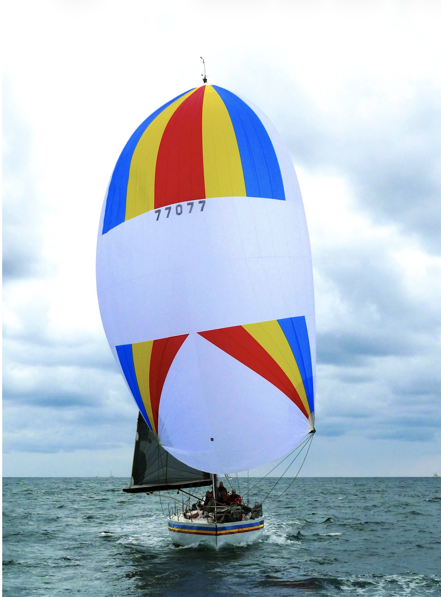 Der Spinnaker wird an einem Spinnakerbaum gefahren. Er ist symmetrisch geschnitten.