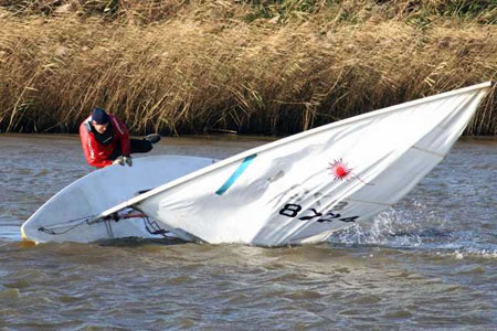 Während sich das Boot aufrichtet, muss man schon wieder einsteigen.
