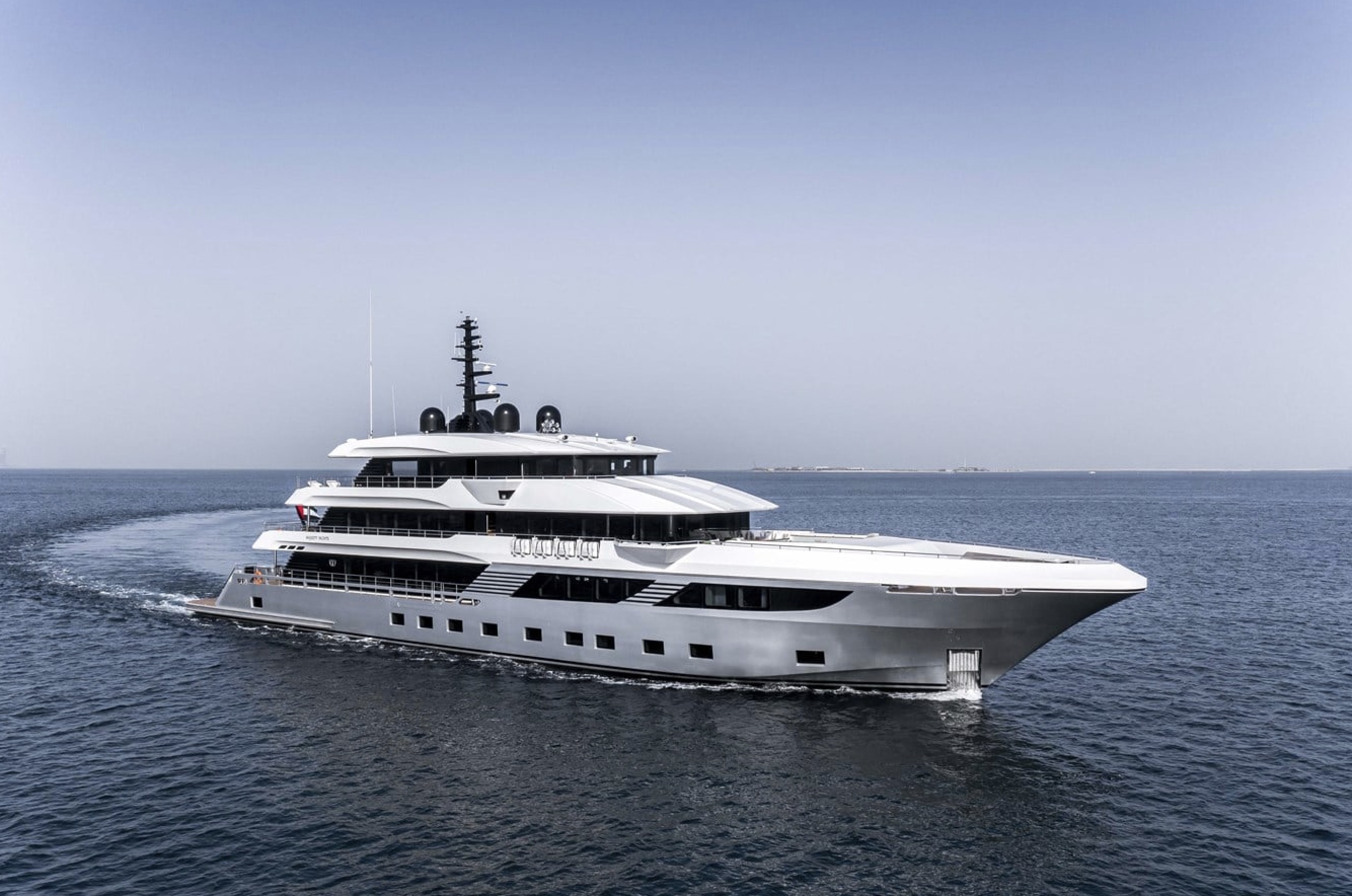 Superyacht mit Unterdeck (rechteckige Fenster), darüber das Hauptdeck, über dem das Oberdeck liegt, und ganz oben das Brückendeck (Kommandobrücke).