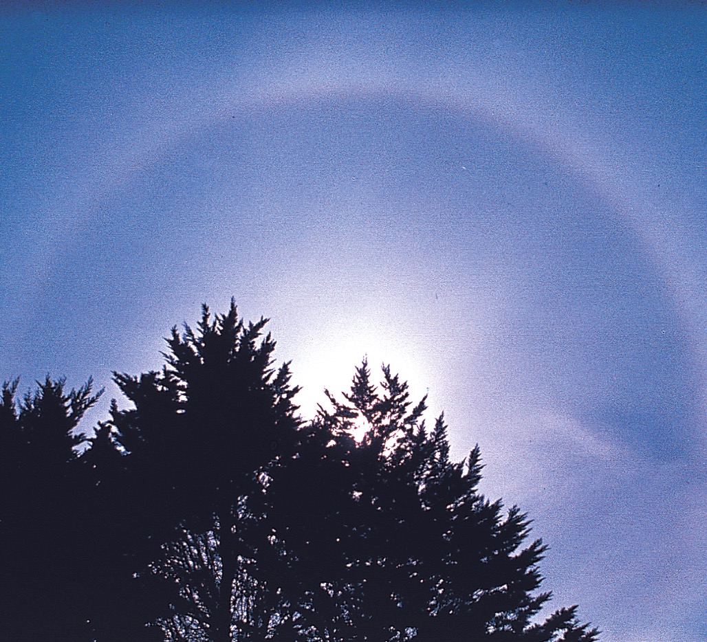 Das Sonnenlicht wird an der Cirrostratus-Bewölkung gebrochen und erzeugt einen Halo.