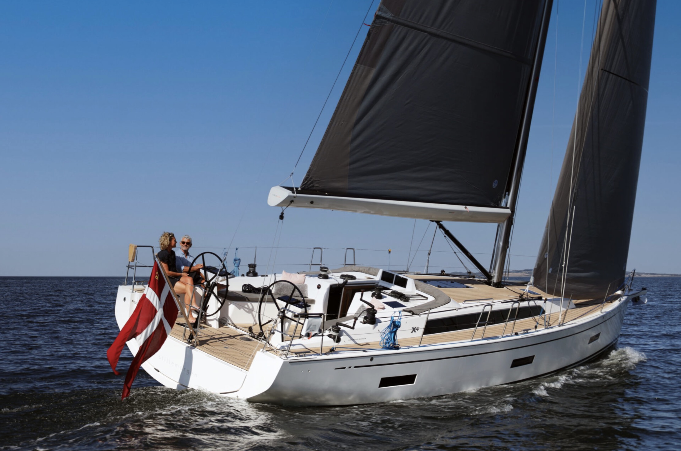 Segelyacht mit Spiegelheck.