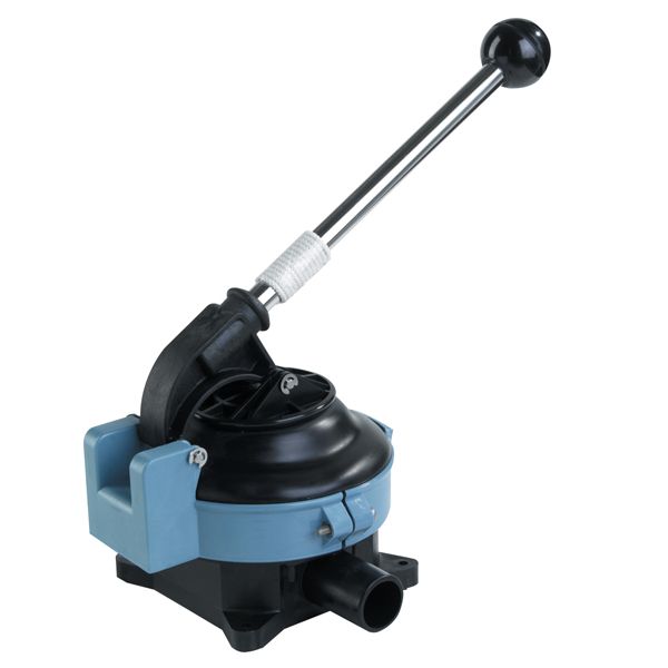 Eine handbetriebene Lenzpumpe wird in die Backskiste eingebaut. Der silberne Schlengel wird zum Pumpen vom Cockpit in die Öffnung gesteckt, sodass ungestört gepumpt werden kann, ohne die Backskiste zu öffnen.
