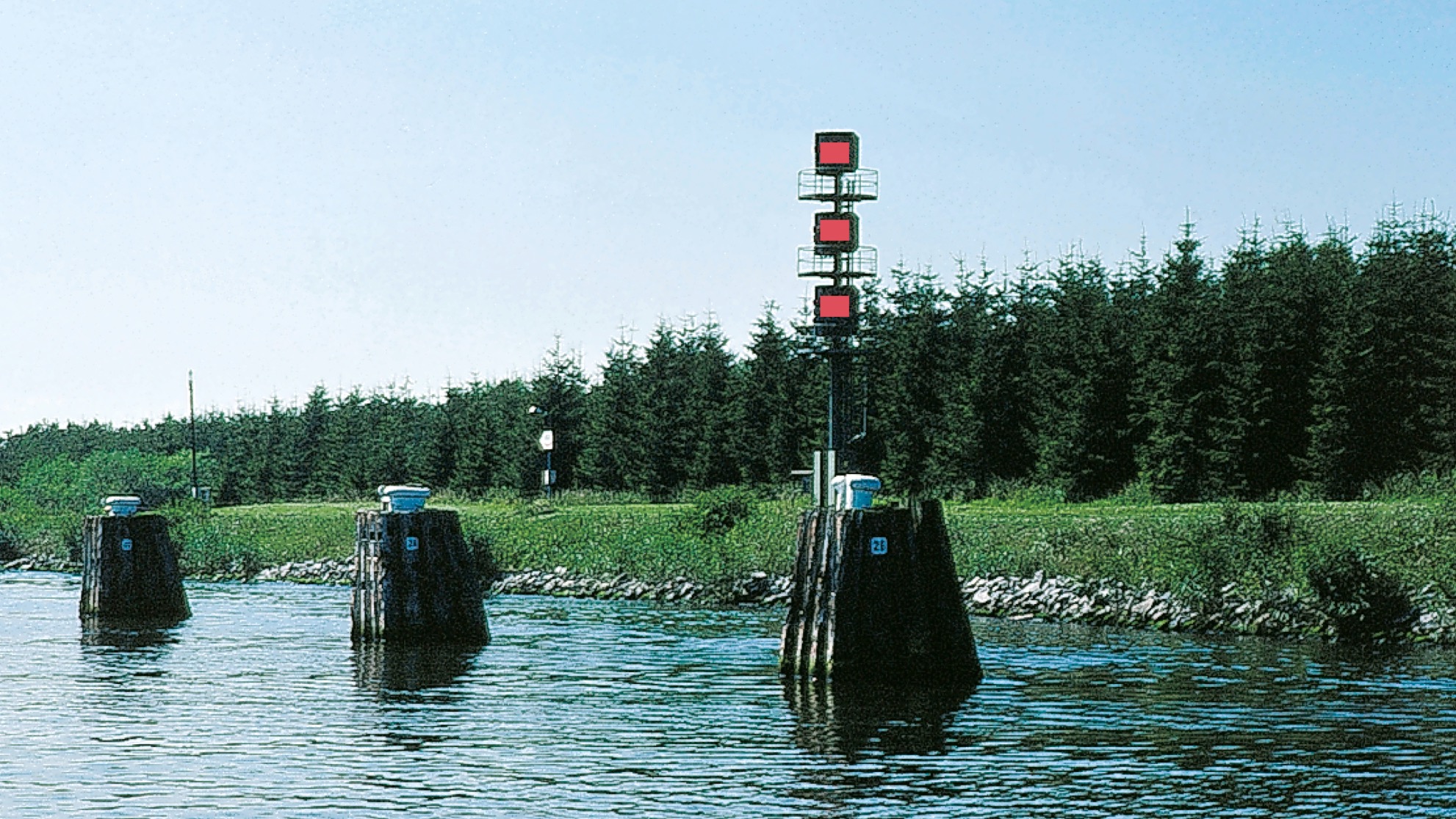Weichensignal m Nord-Ostsee-Kanal. Bei drei roten, unterbrochenen Lichtern müssen alle Schiffe, auch Sportboote, warten.