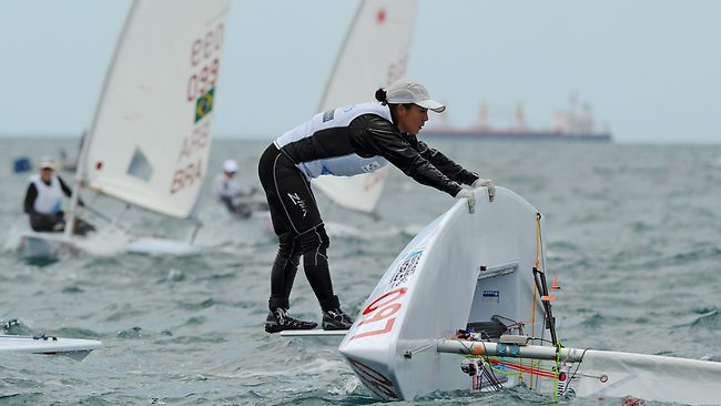 Kenterung in einer Regatta. Das Boot wird schnell wieder aufgerichtet.