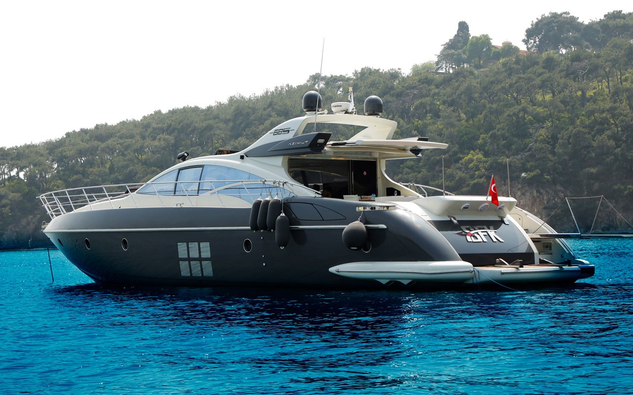 Motoryacht mit Spiegelheck.