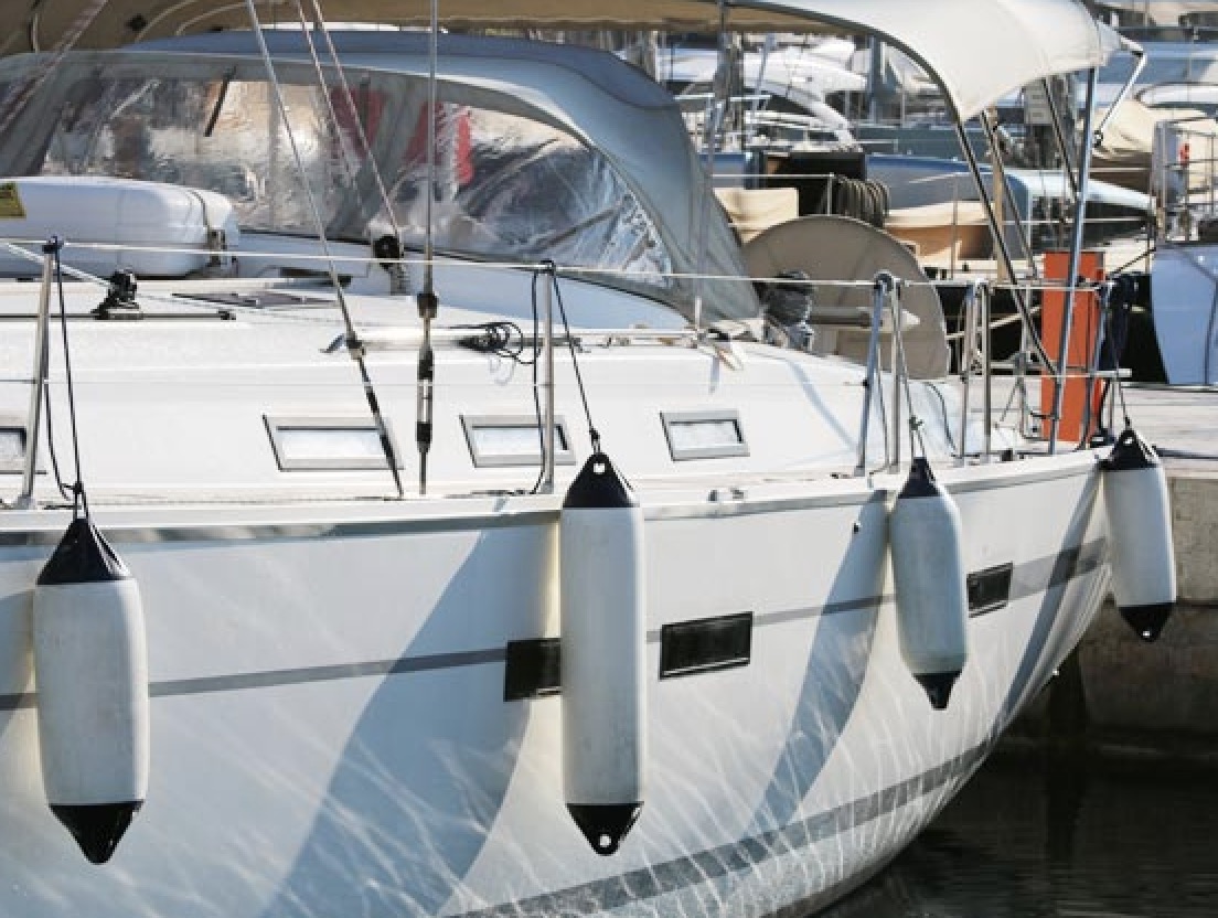 Zum Schutz des Außenhaut werden Fender an die Seereling gehängt.