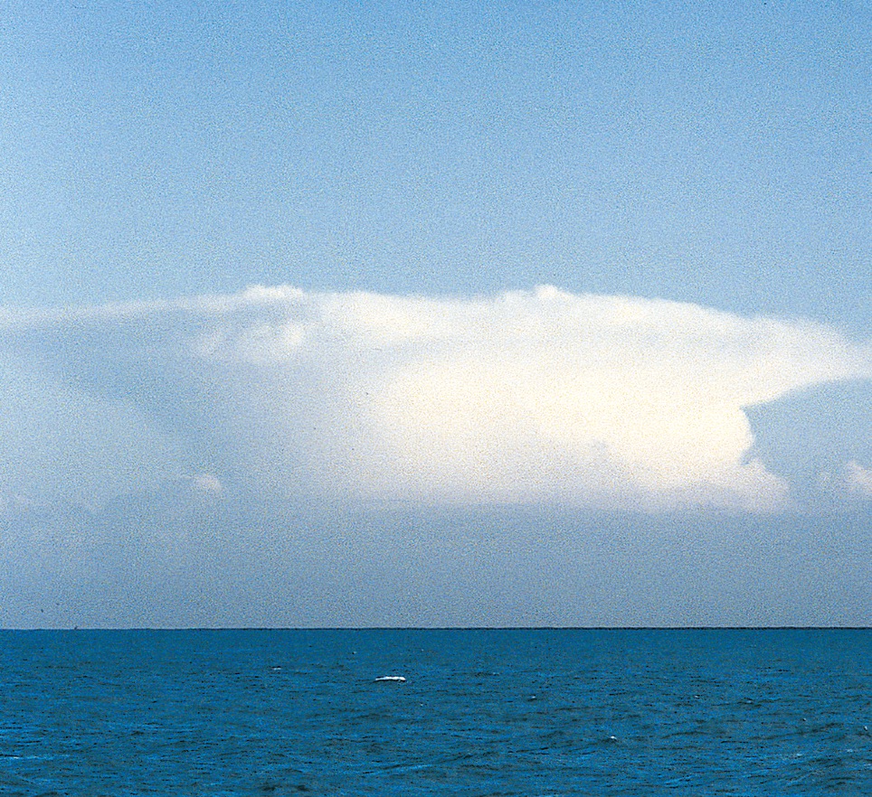Cumulonimbus. Typisch der flache Oberrand, der entsteht, weil die aufgestiegene Luft an der Tropopause seitwärts abgeströmt ist.