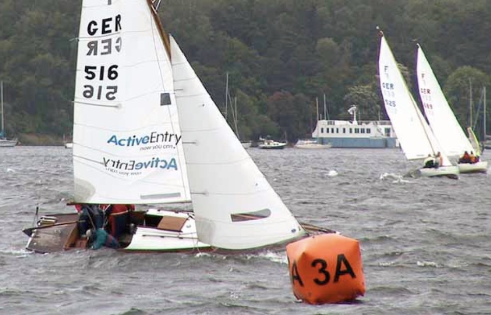 Kreuzende Folkeboote.