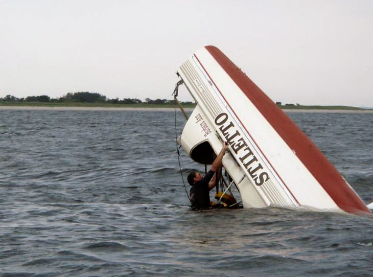 Das Motorboot ist durchgekentert und wird bald sinken.