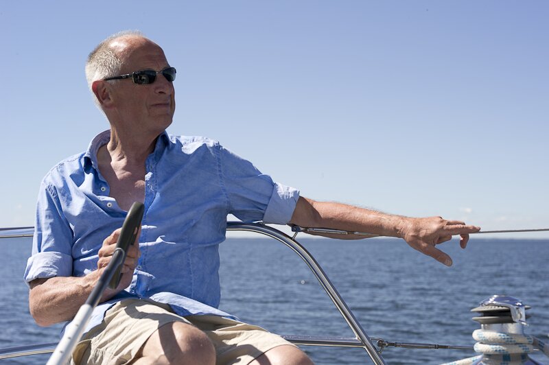 Rolf Dreyer am Steuer einer Yacht